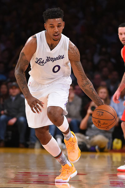 萨拉赫言论引爆激烈辩论，亨利按摩化解紧张气氛（萨拉赫发言引发激辩，亨利以按摩缓解紧张氛围）