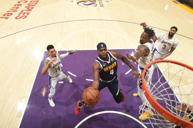 大连人队球迷热情依旧（大连人队拥趸热情不减）