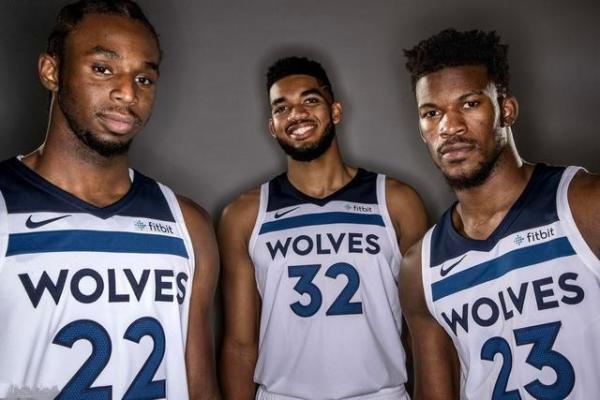 胡荷韬：现在膝盖还有很多问题；已不把自己看作年轻球员了（胡荷韬：膝盖问题仍多，已不再把自己当年轻球员）