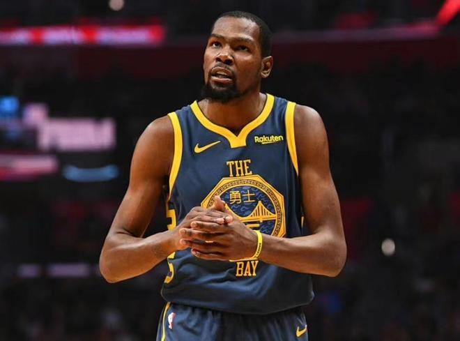 萨索洛前锋皮纳蒙蒂比赛时家中失窃，事发时孩子和保姆在家里（萨索洛前锋皮纳蒙蒂比赛期间家中被盗，孩子和保姆在屋内）